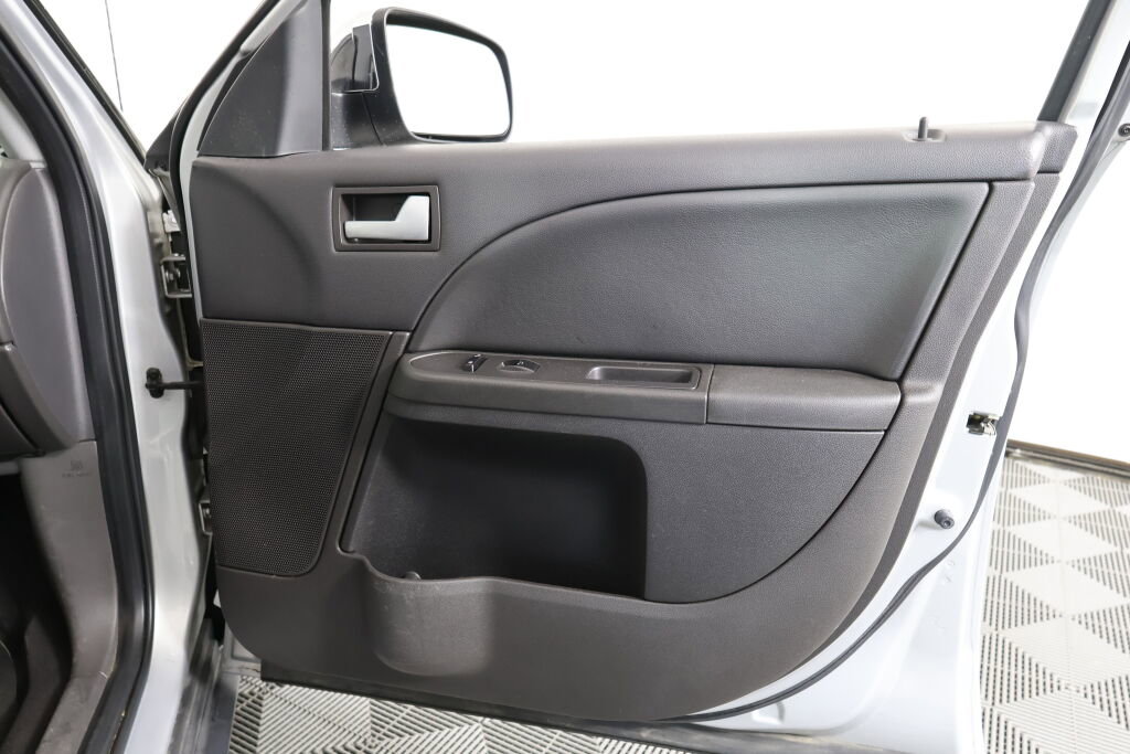 Used 2005 Ford Five Hundred Limited image 25