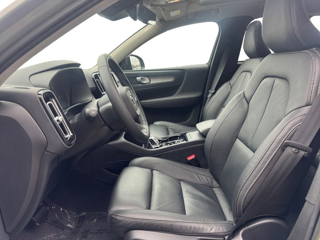 Used 2023 Volvo XC40 B5 Plus w/ Protection Package Premier image 11
