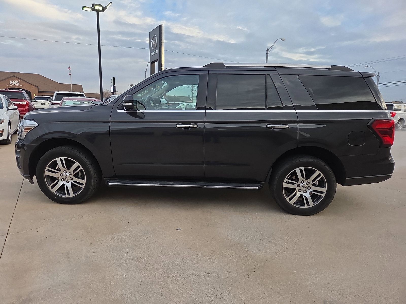 Used 2023 Ford Expedition Limited image 3