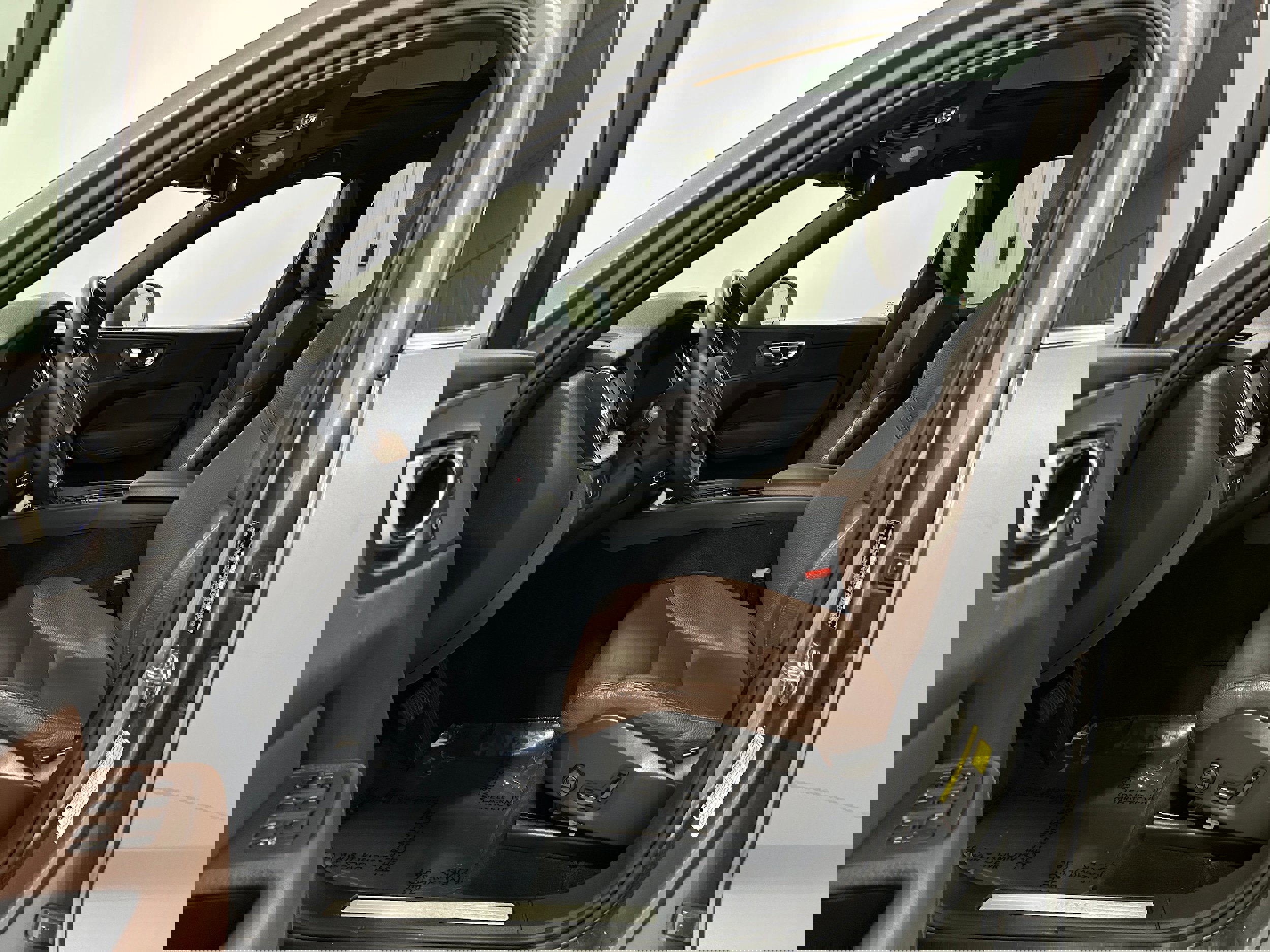 Used 2021 Volvo XC60 T5 Momentum w/ Premium Package image 4