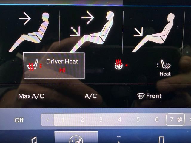 Used 2025 Chrysler Pacifica Limited image 32