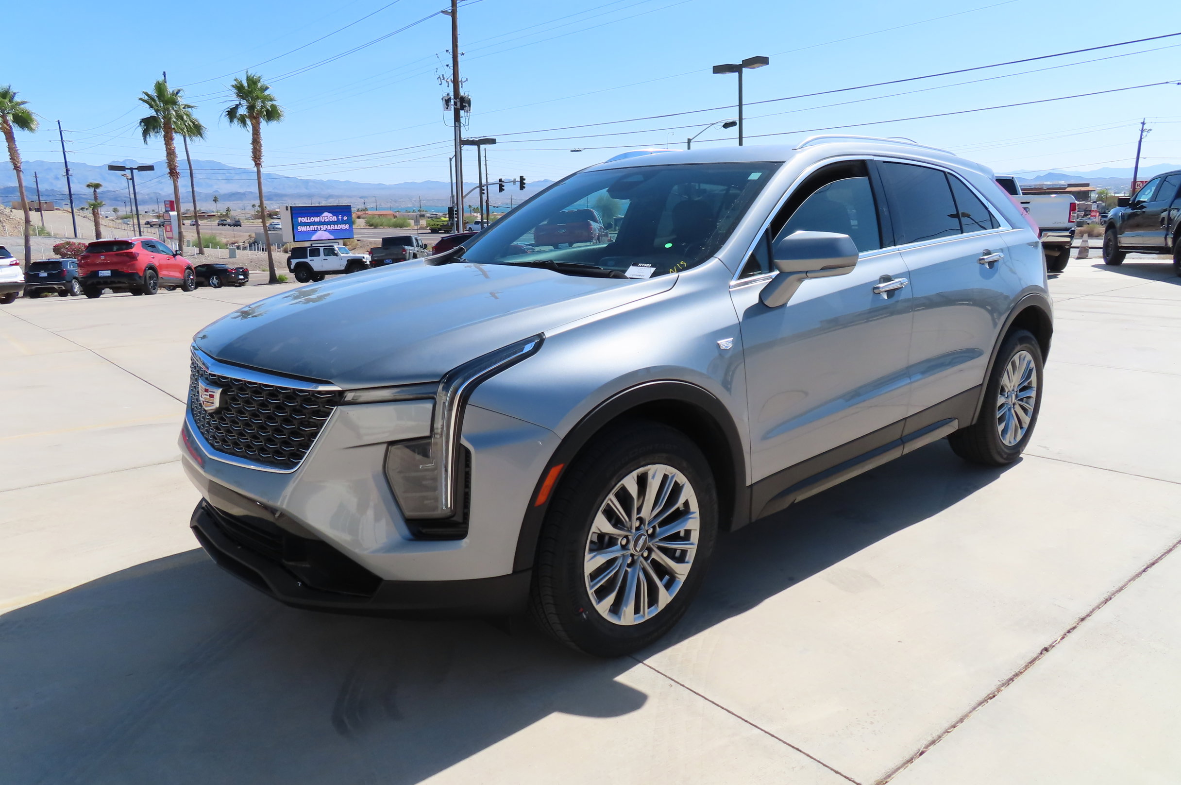 Used 2024 Cadillac XT4 Premium Luxury image 2