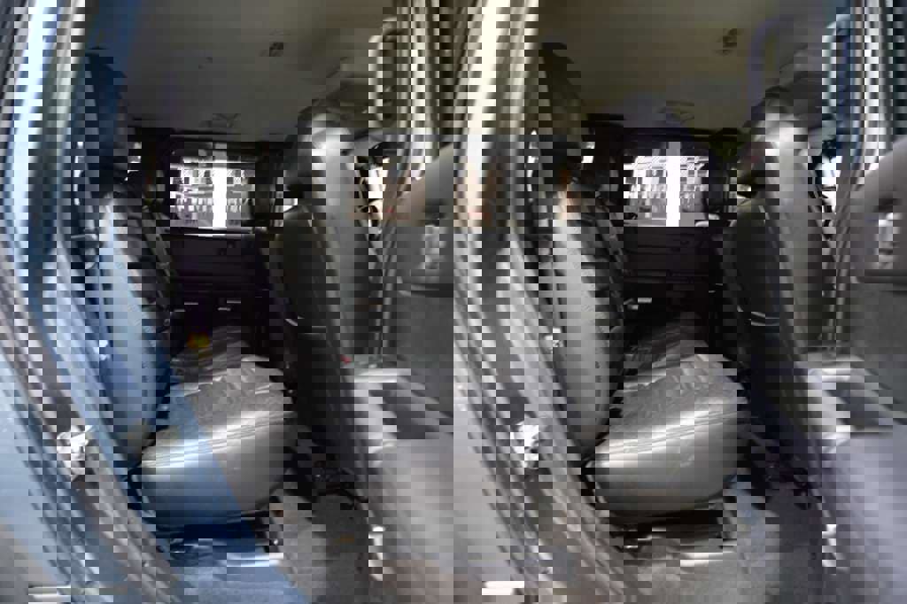 Used 2005 HUMMER H2 w/ Preferred Equipment Group image 23