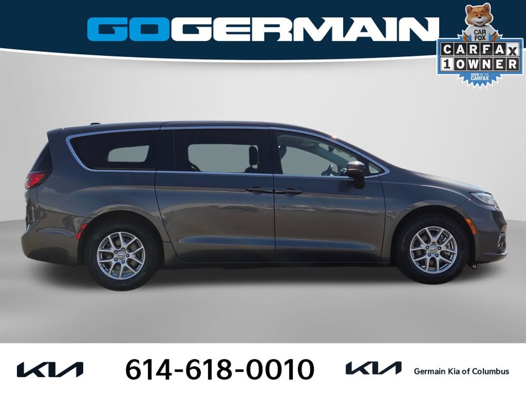 Used 2023 Chrysler Pacifica Touring-L FWD image 6