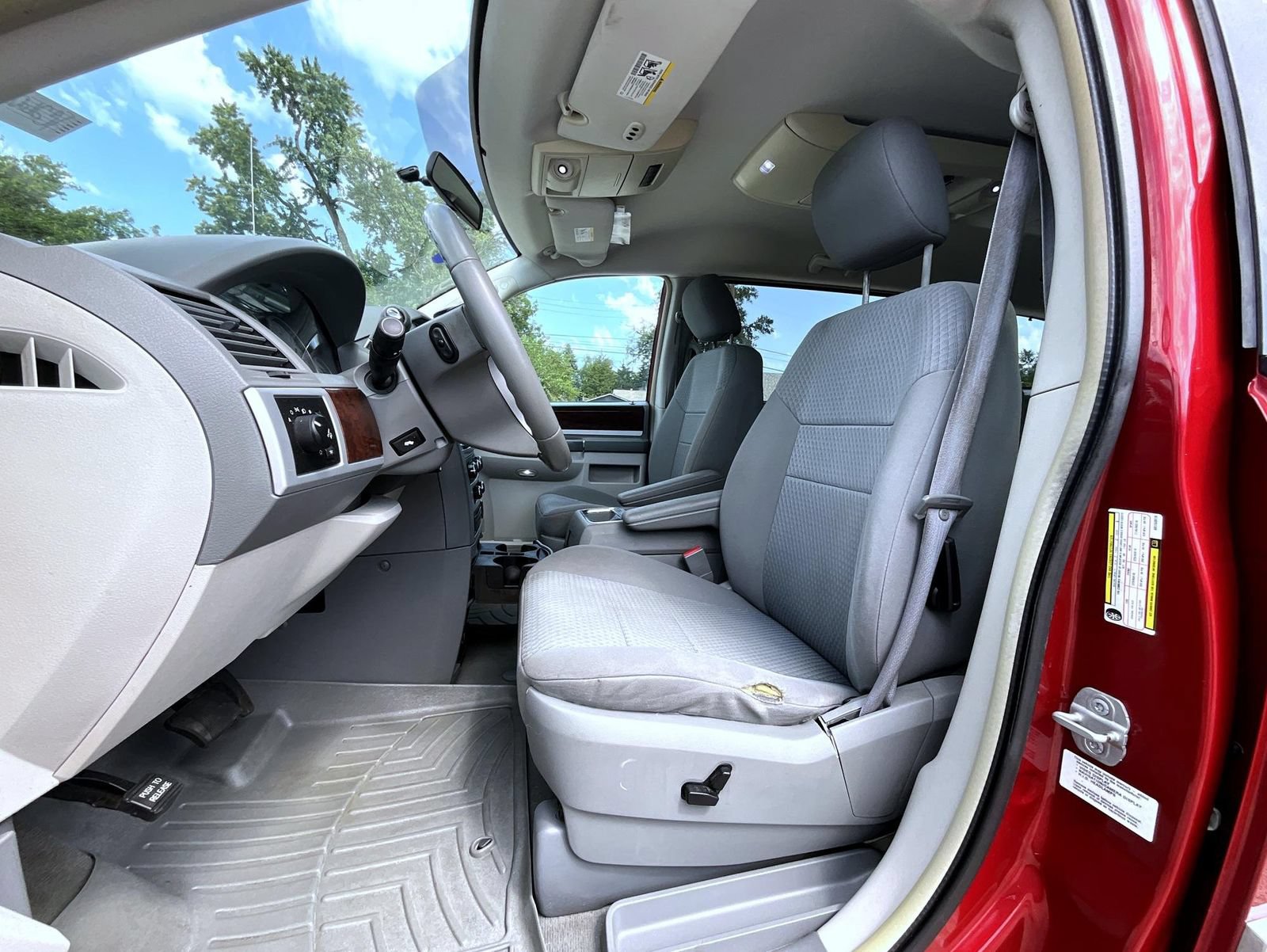 Used 2010 Chrysler Town & Country Touring w/ Entertainment Group #2 FWD image 11