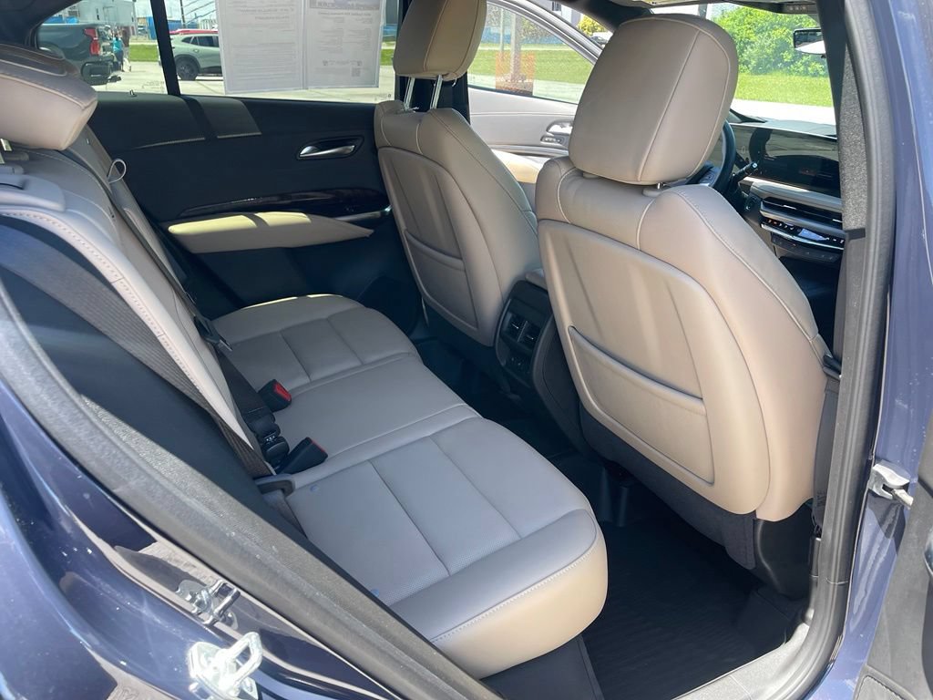 Used 2025 Cadillac XT4 Premium Luxury w/ Technology Package FWD image 17