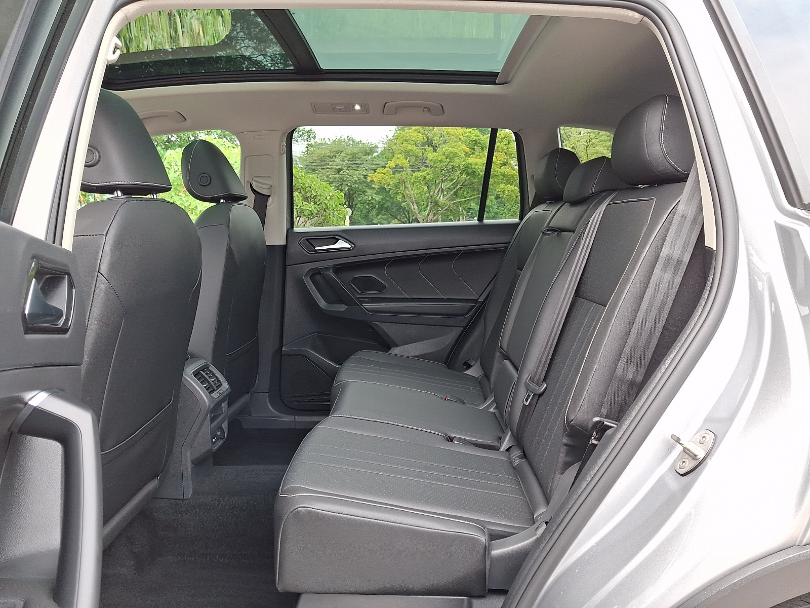 Used 2023 Volkswagen Tiguan SE AWD/4WD image 10