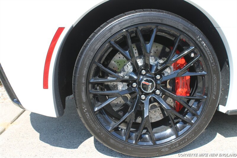 Used 2015 Chevrolet Corvette Z06 w/ 3LZ Preferred Equipment Group RWD image 35