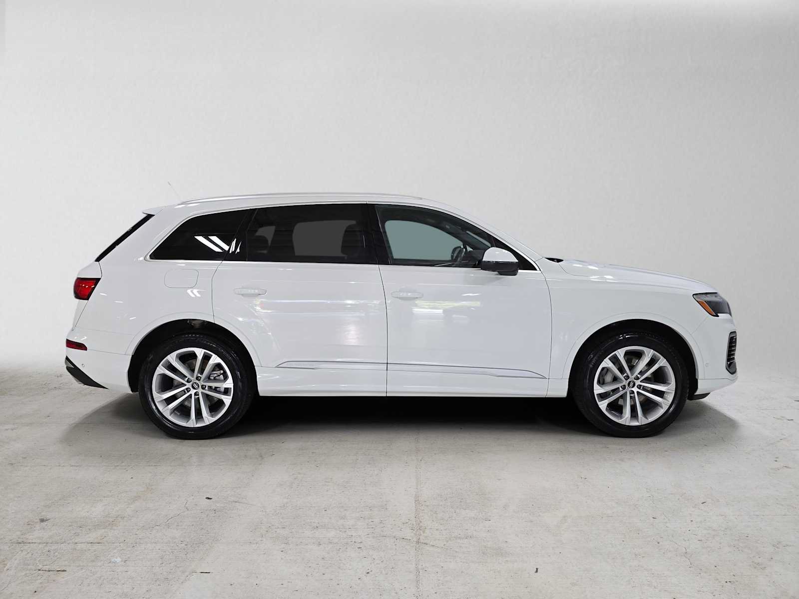 Used 2025 Audi Q7 3.0T Premium Plus AWD/4WD image 2