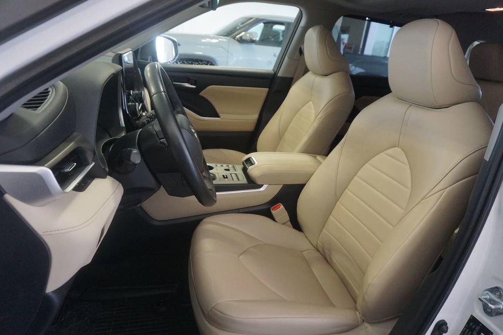 Used 2023 Toyota Highlander XLE AWD/4WD image 19