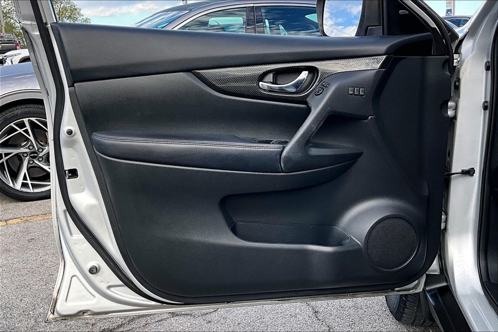 Used 2017 Nissan Rogue SL w/ SL Premium Package FWD image 21