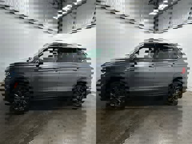 Certified 2022 Volkswagen Tiguan SE w/ Panoramic Sunroof Package image 3
