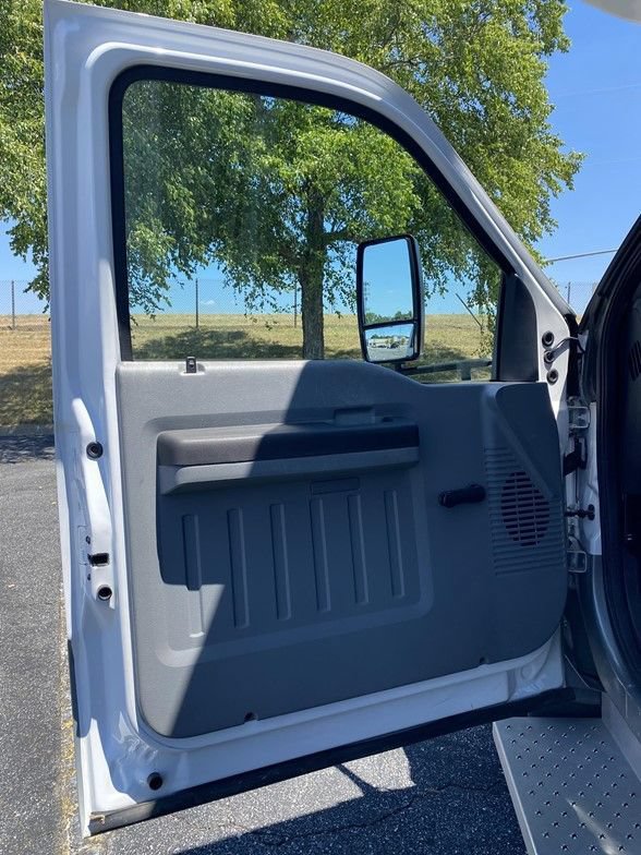 Used 2014 Ford F550 2WD Regular Cab Super Duty image 10