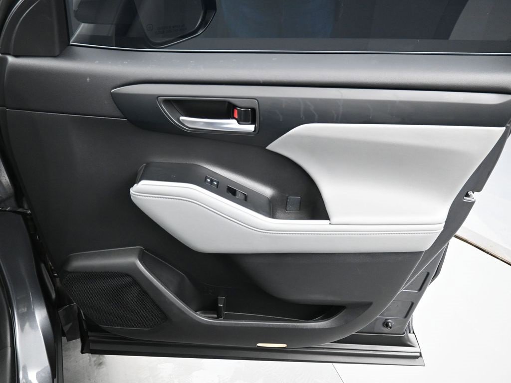 Used 2023 Toyota Highlander XLE image 38