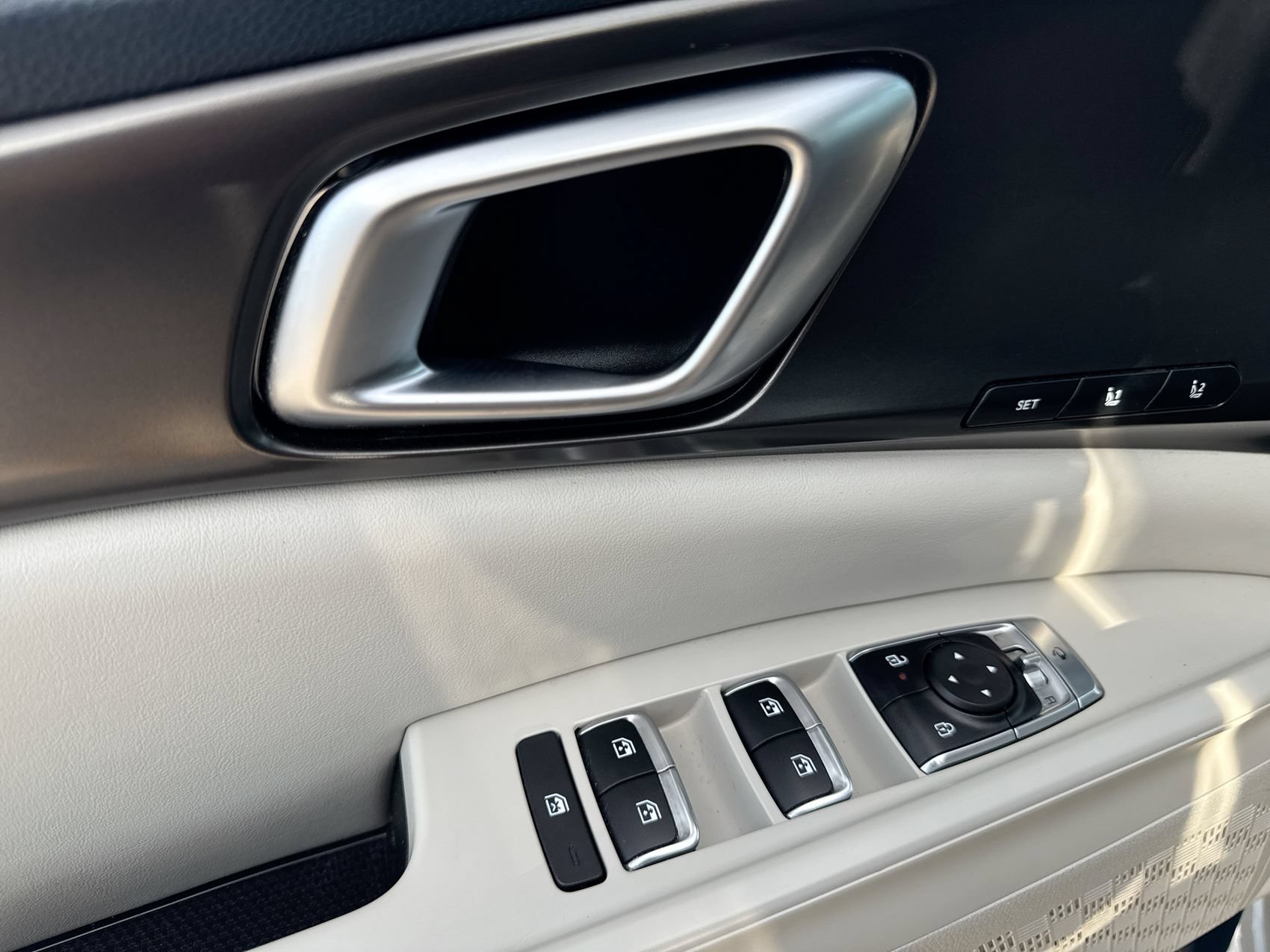 Used 2025 Kia Carnival SX FWD image 13