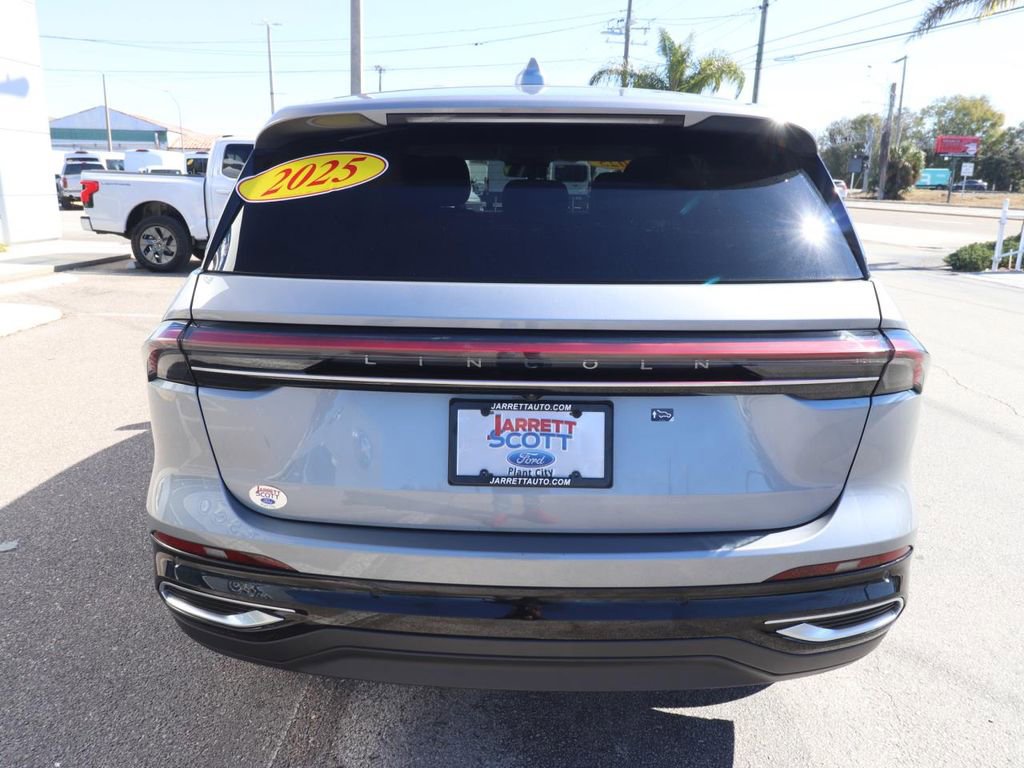 Used 2025 Lincoln Nautilus Premier image 13