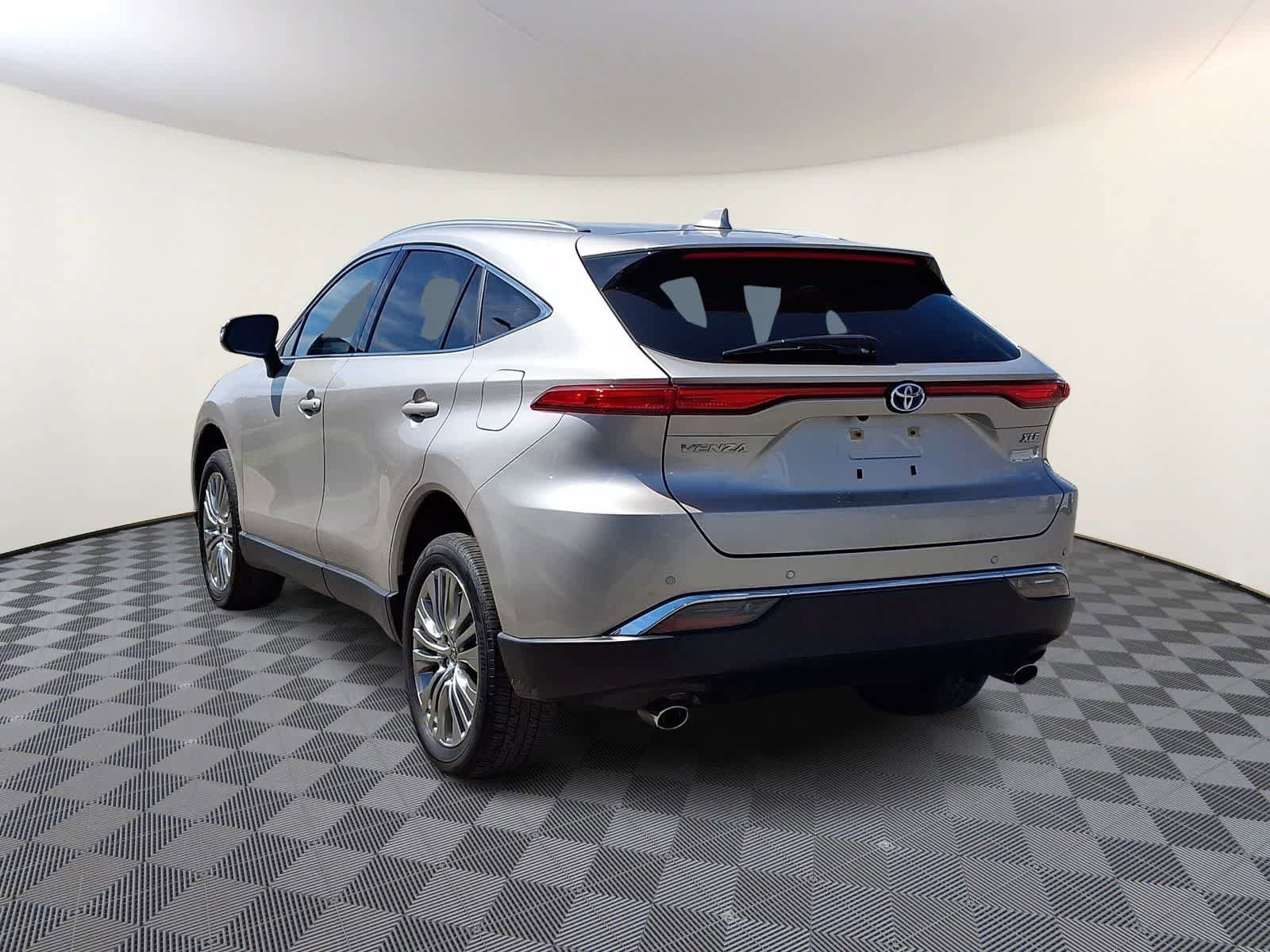 Used 2023 Toyota Venza XLE AWD/4WD image 9
