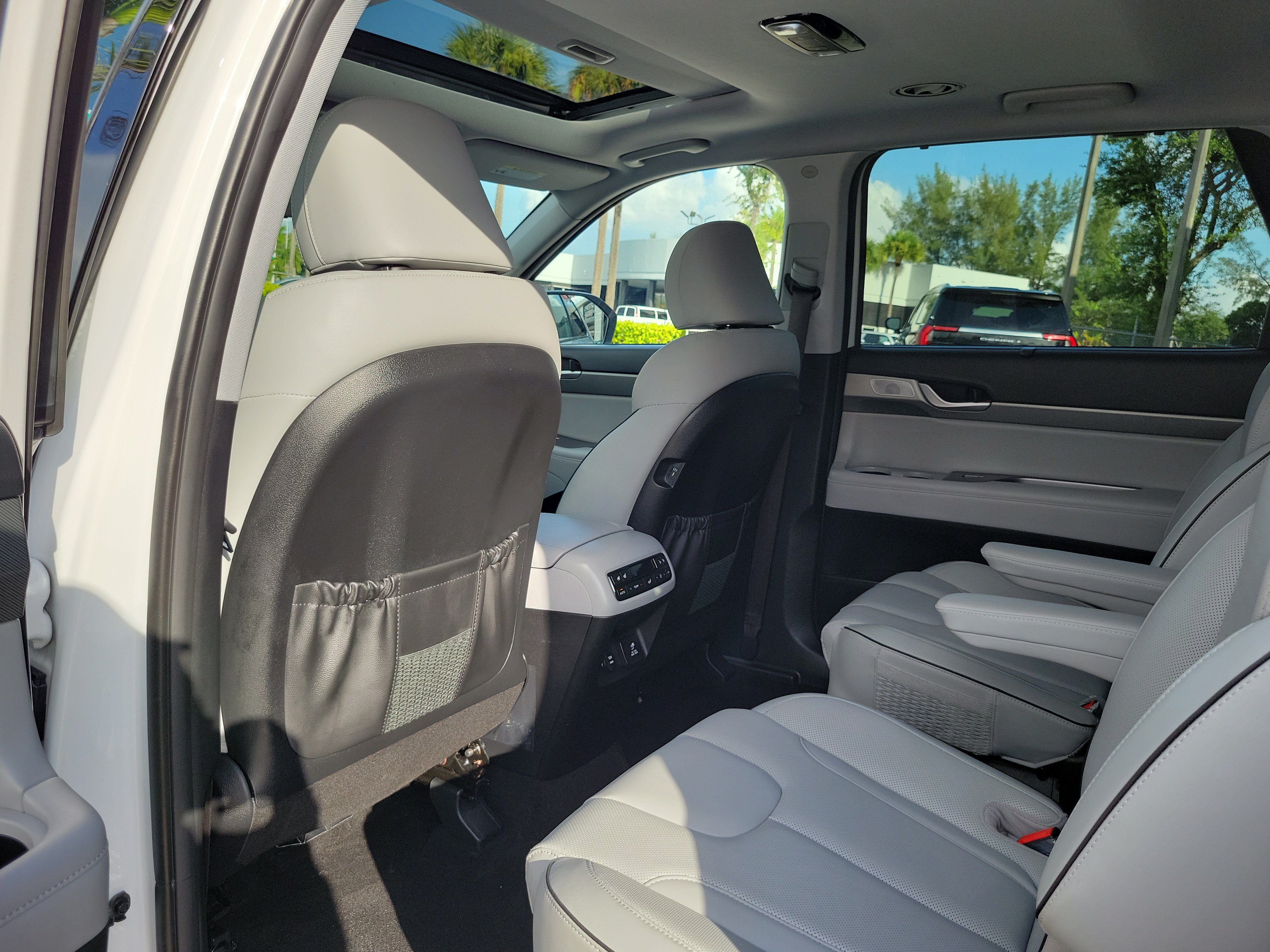 Used 2024 Hyundai Palisade SEL w/ Premium Package FWD image 16