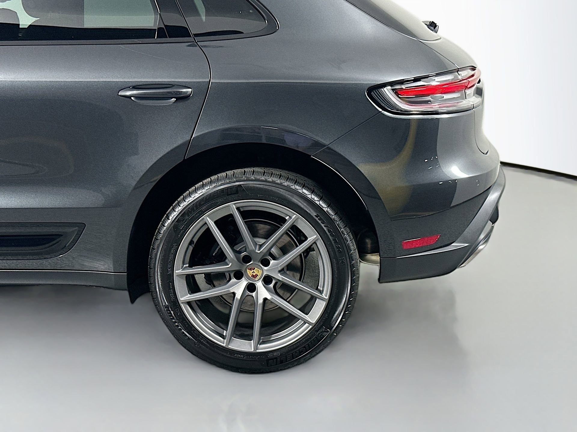 Certified 2025 Porsche Macan image 12