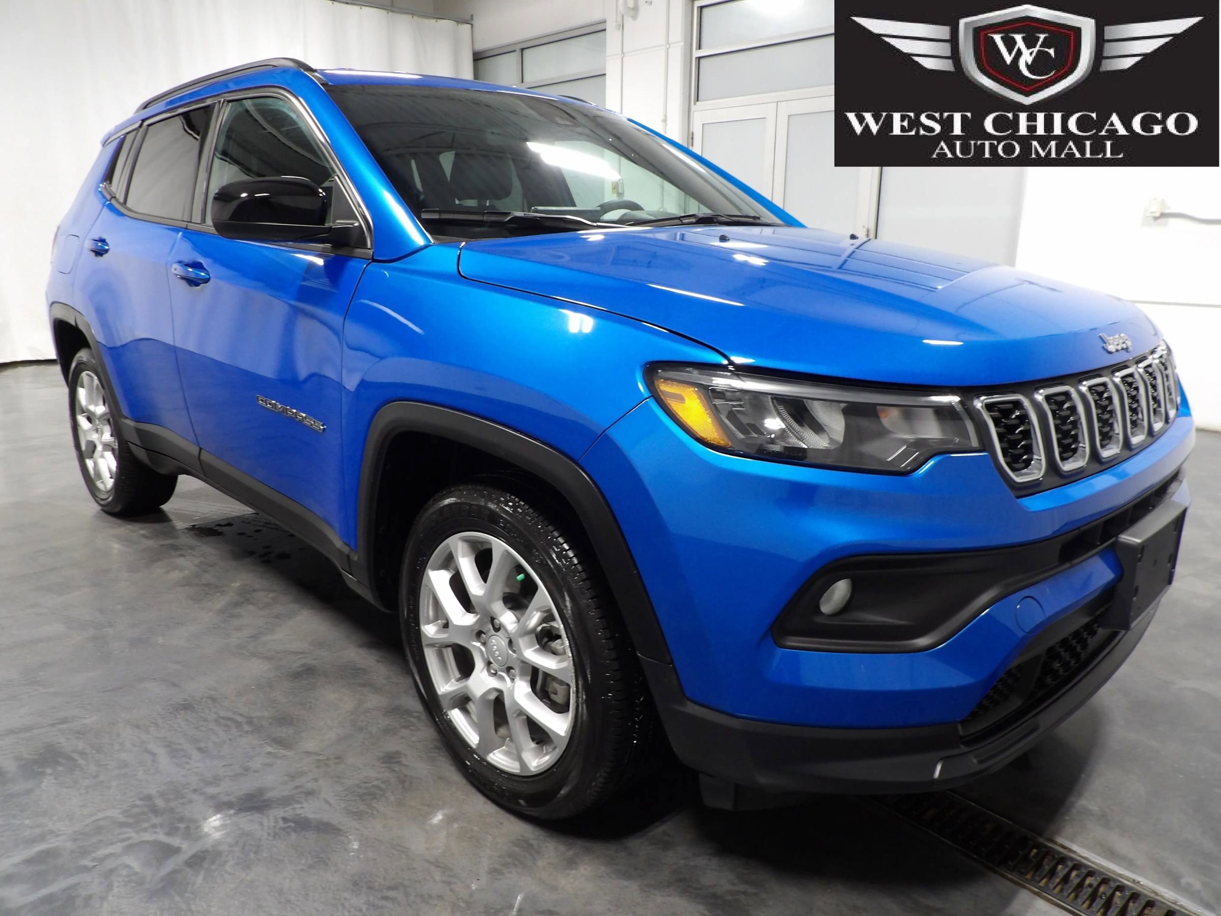 Used 2024 Jeep Compass Latitude AWD/4WD image 1