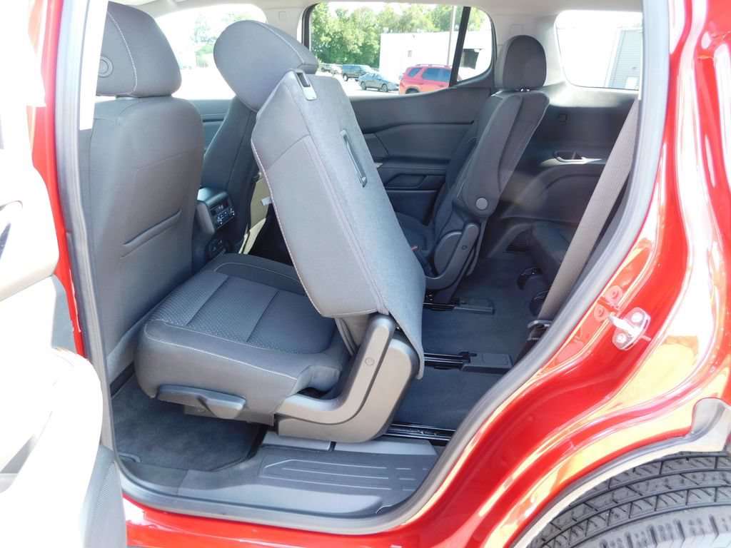 Used 2023 GMC Acadia SLE w/ Driver Convenience Package FWD image 32