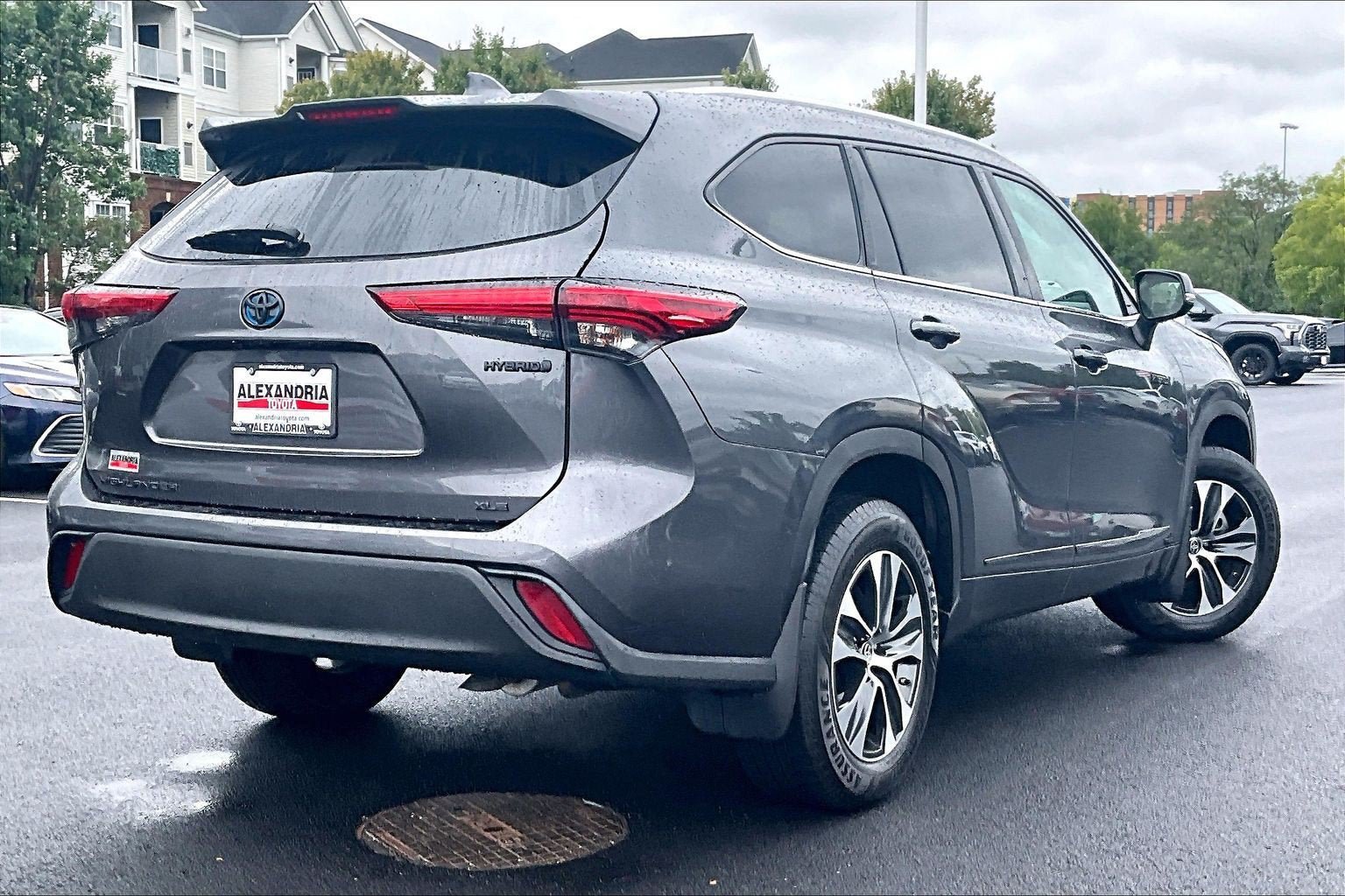 Used 2021 Toyota Highlander XLE AWD/4WD image 12