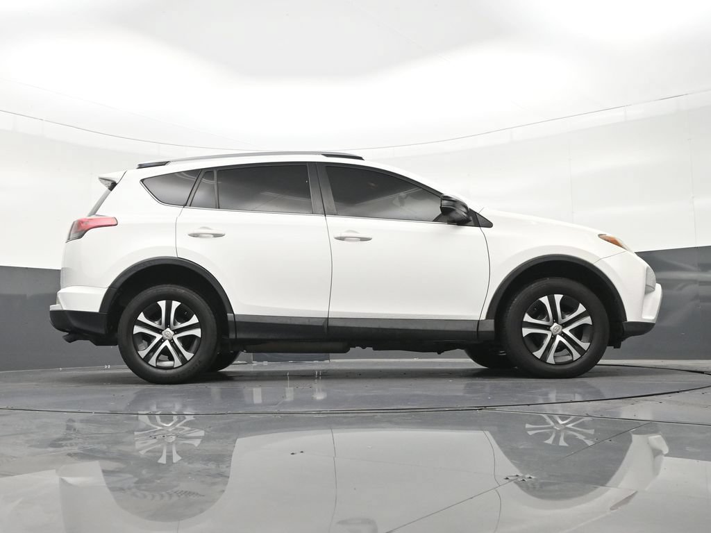 Used 2018 Toyota RAV4 LE FWD image 28