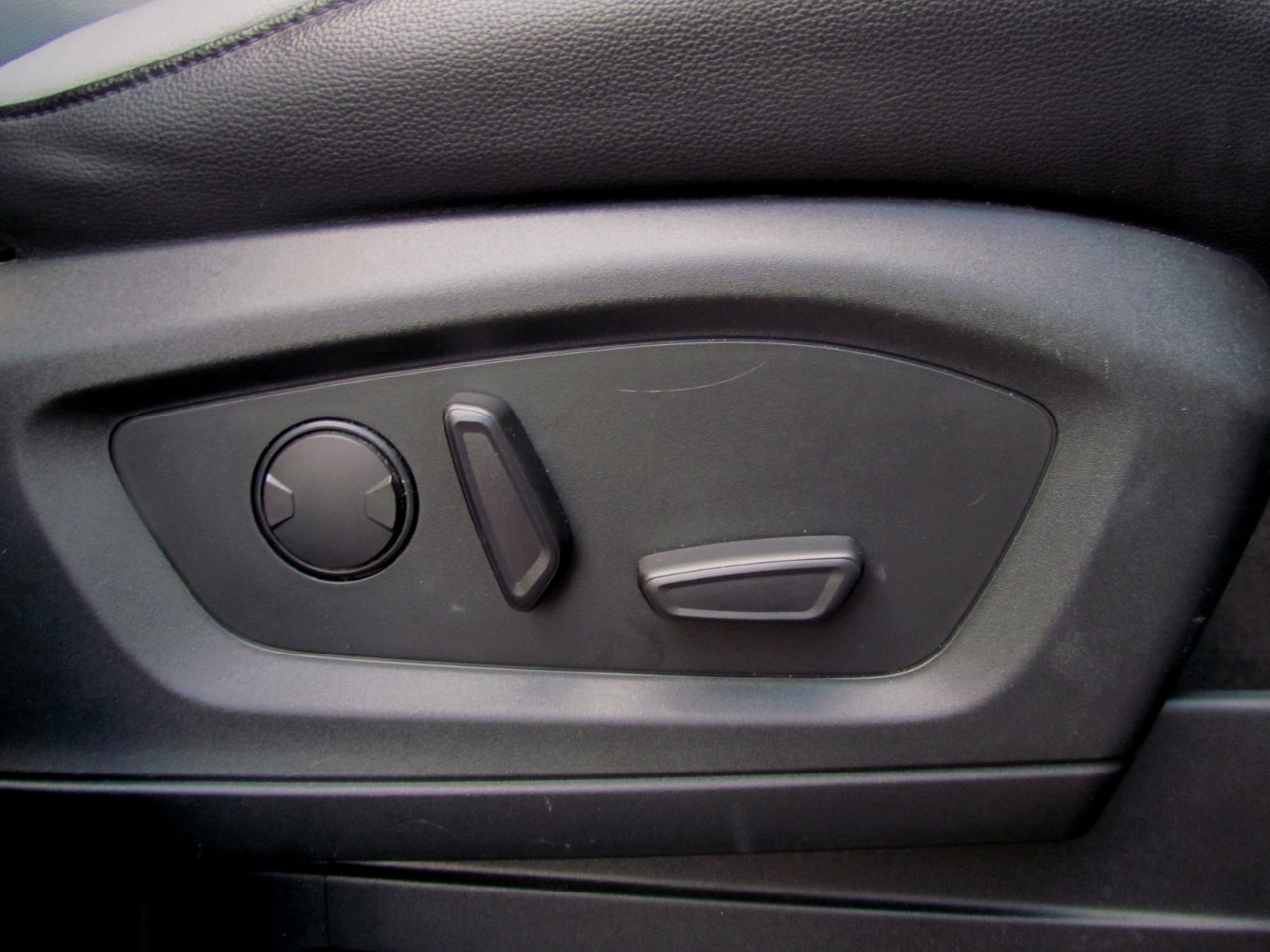 Used 2021 Ford Explorer XLT w/ Equipment Group 202A image 17