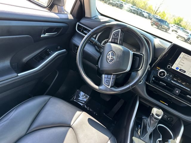 Used 2024 Toyota Highlander XLE AWD/4WD image 23