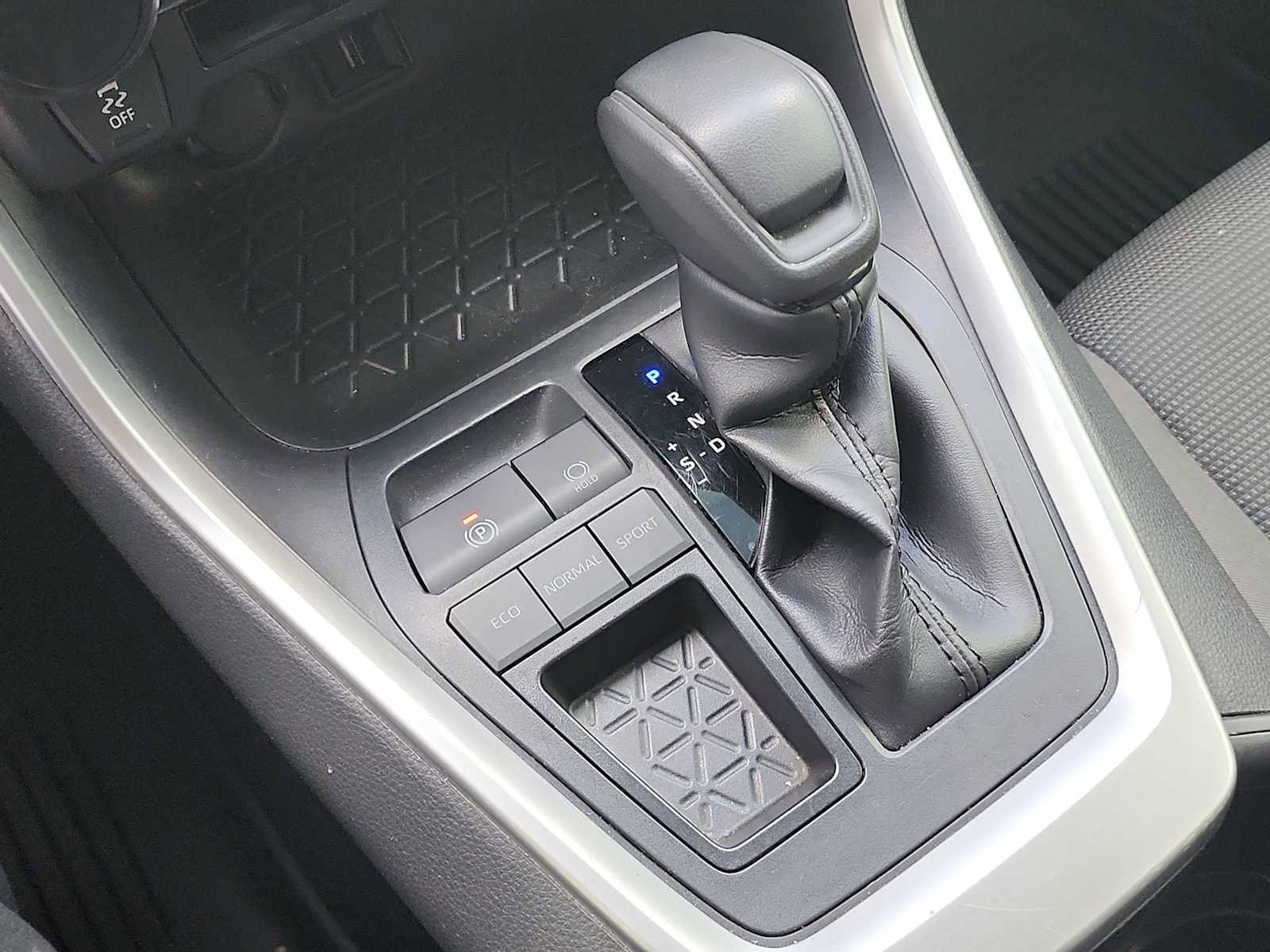 Used 2022 Toyota RAV4 LE FWD image 20