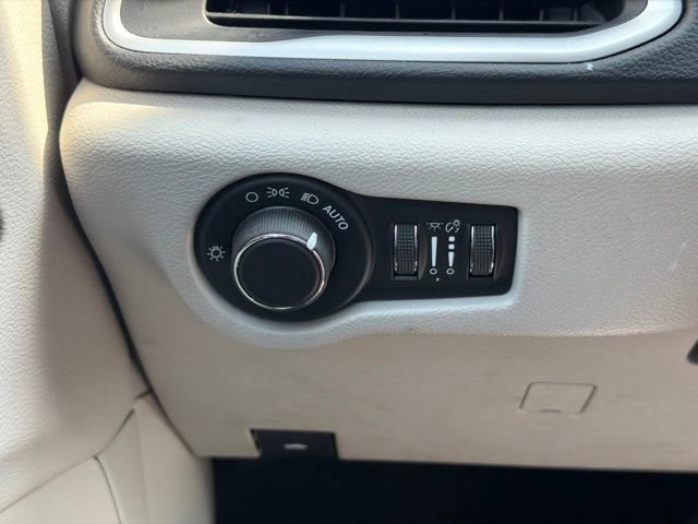 Used 2017 Chrysler Pacifica Touring FWD image 32