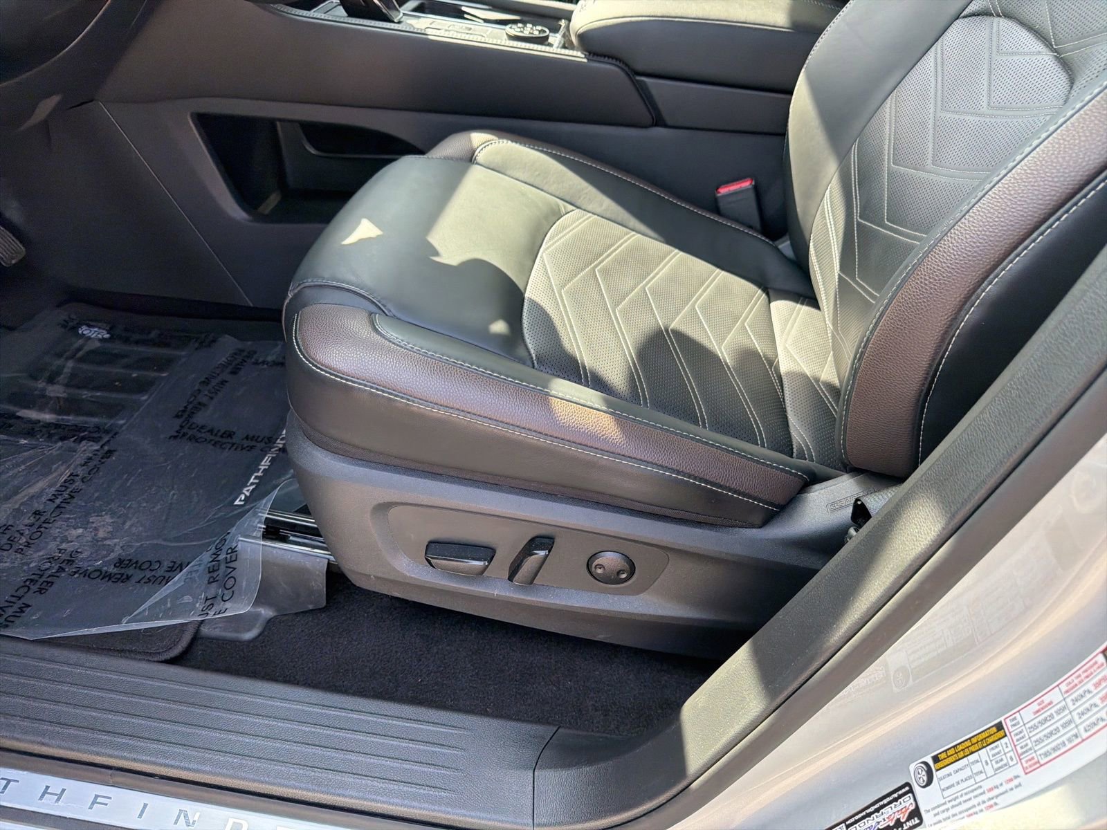 Certified 2024 Nissan Pathfinder Platinum w/ Cargo Package AWD/4WD image 19