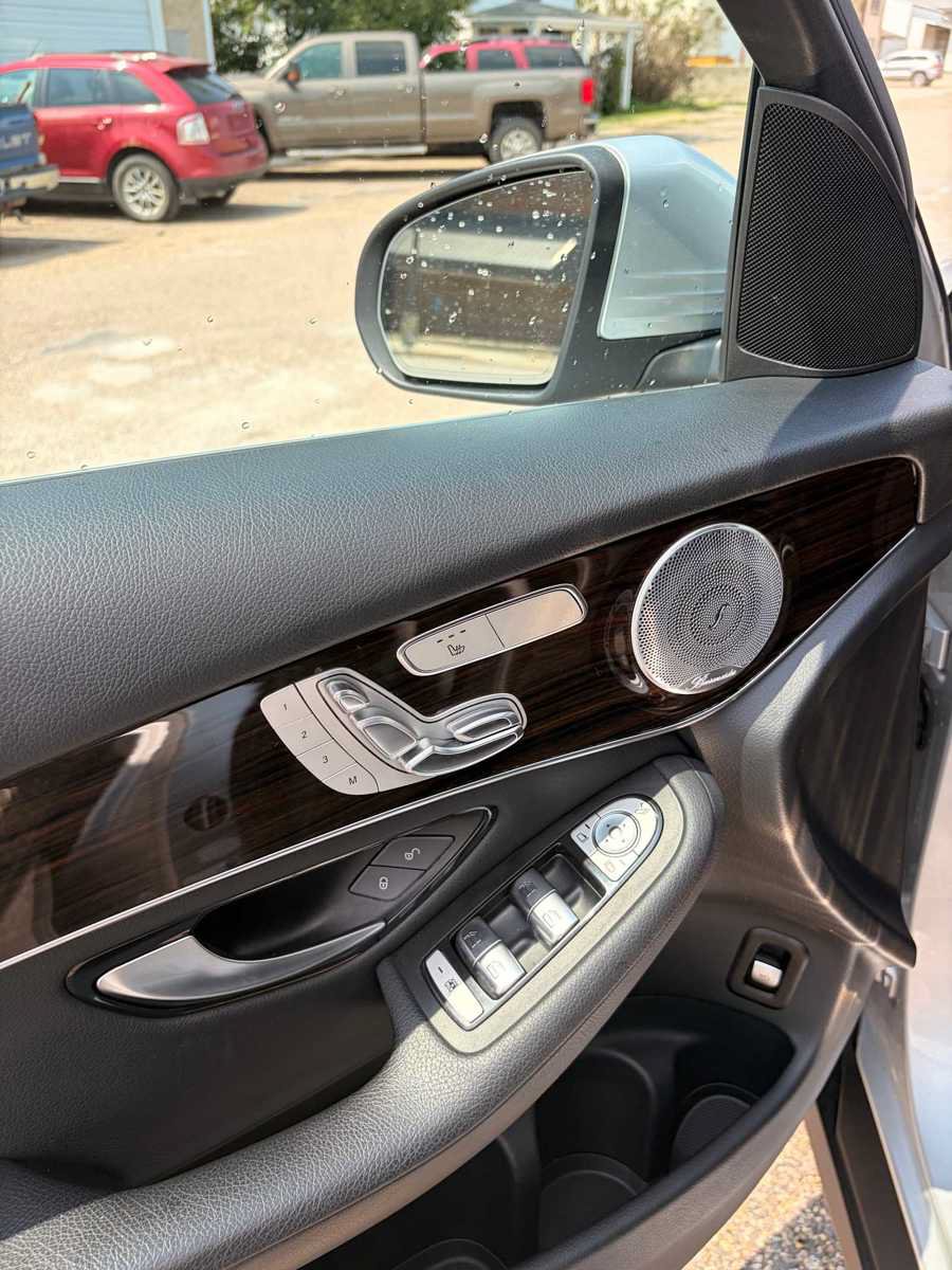 Used 2020 Mercedes-Benz GLC 300 4MATIC w/ Multimedia Package image 10
