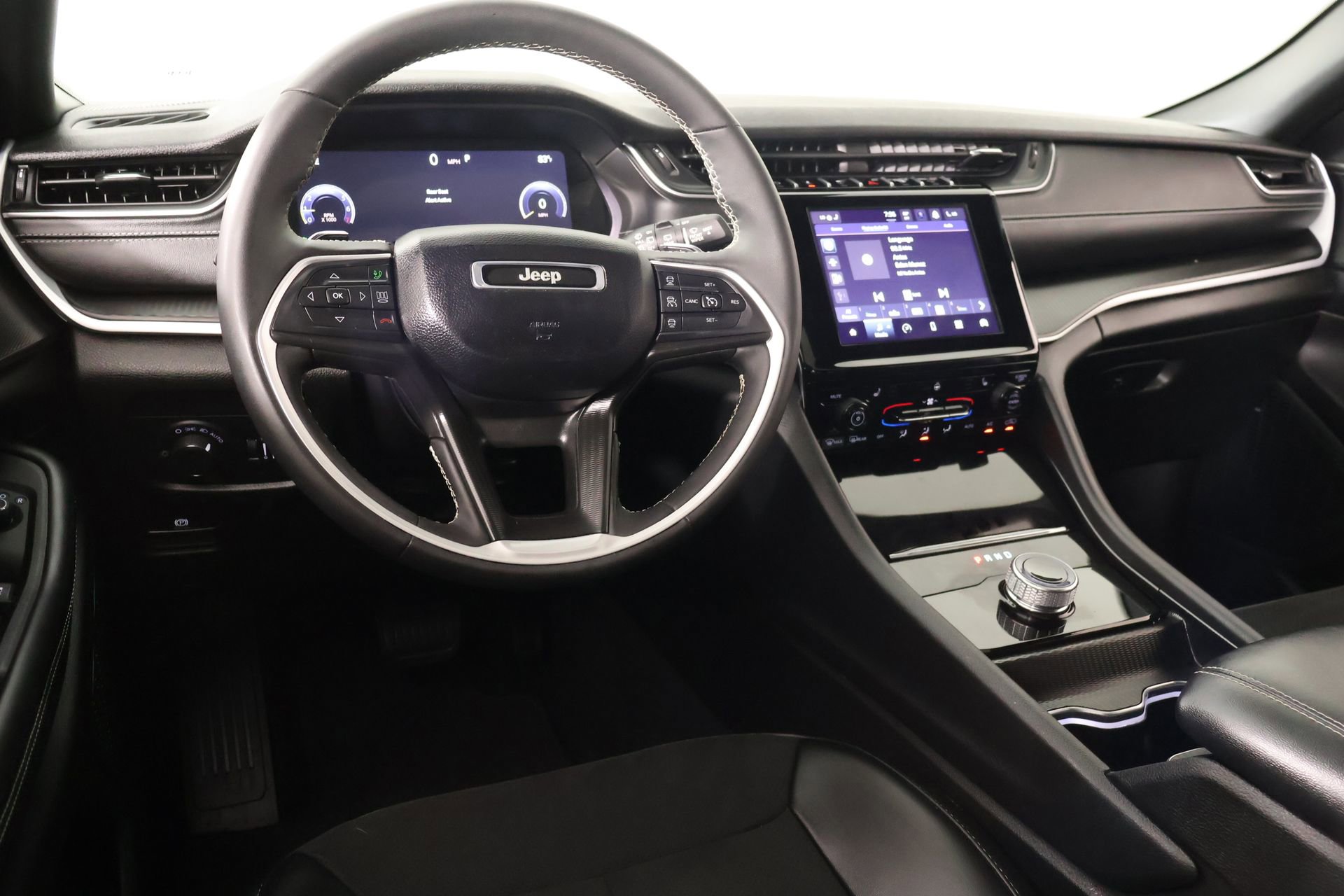 Used 2024 Jeep Grand Cherokee Altitude RWD image 2