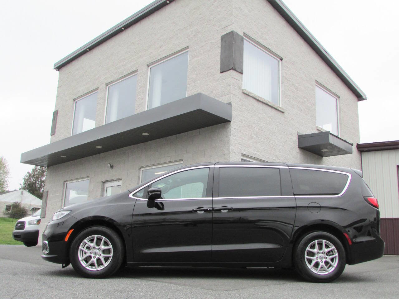 Used 2025 Chrysler Pacifica Select FWD image 2