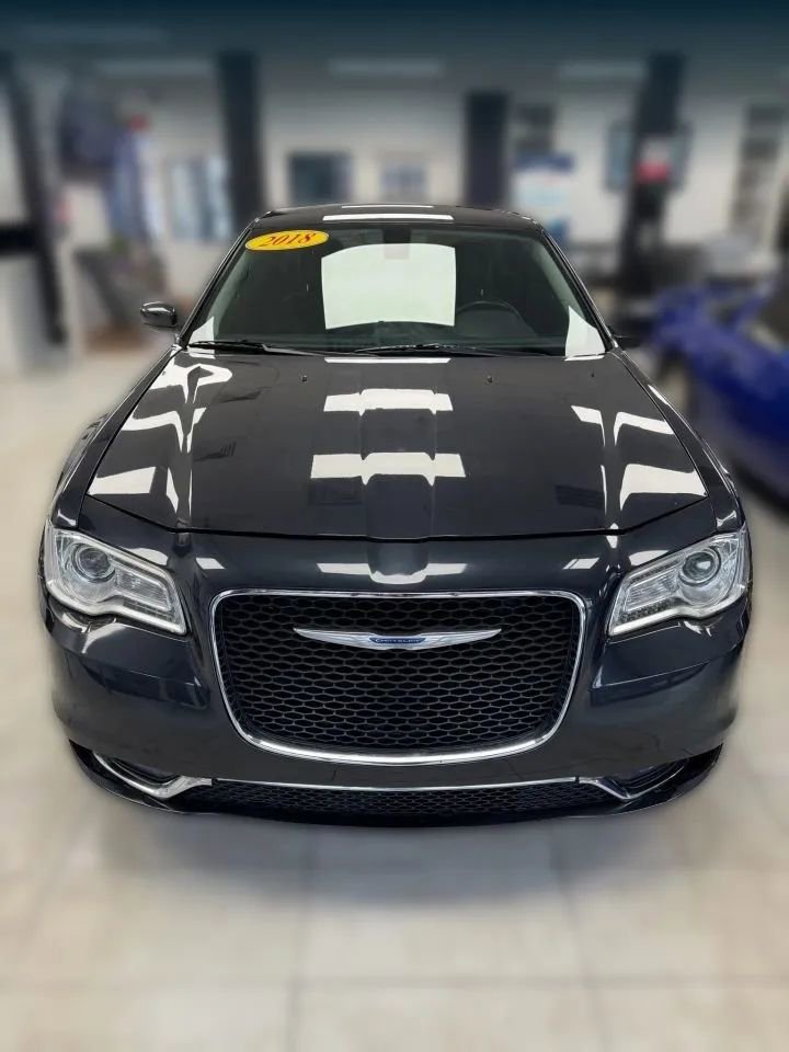 Used 2018 Chrysler 300 Touring w/ Driver Convenience Group RWD image 2
