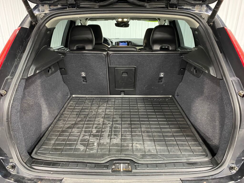 Used 2023 Volvo XC40 B5 Core image 11
