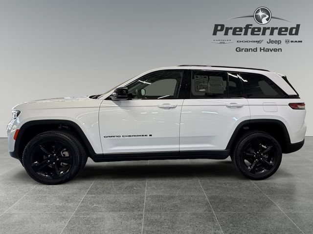 Used 2024 Jeep Grand Cherokee Limited w/ Black Appearance Package AWD/4WD image 11
