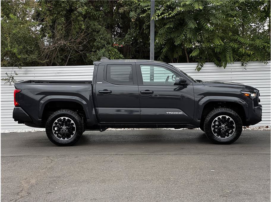 Used 2025 Toyota Tacoma SR5 AWD/4WD image 13