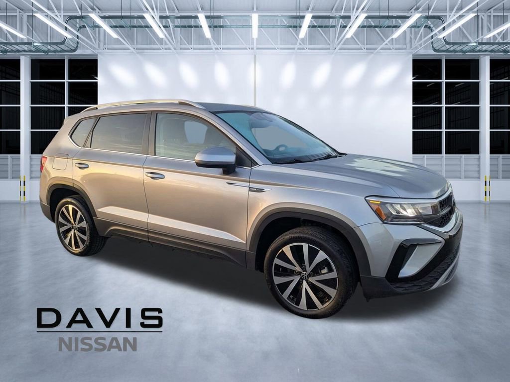 Used 2024 Volkswagen Taos SE image 1