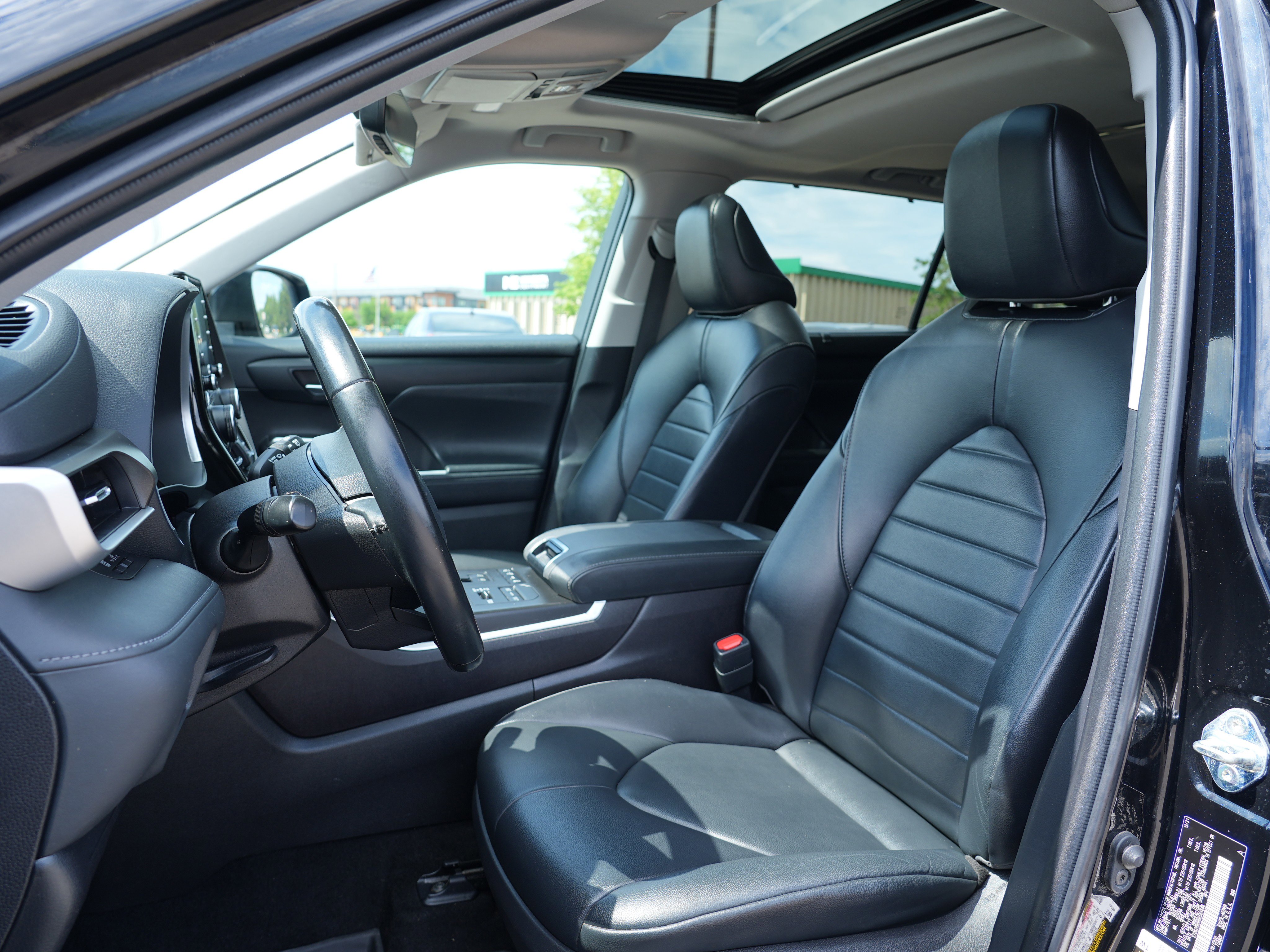 Used 2022 Toyota Highlander XLE AWD/4WD image 12