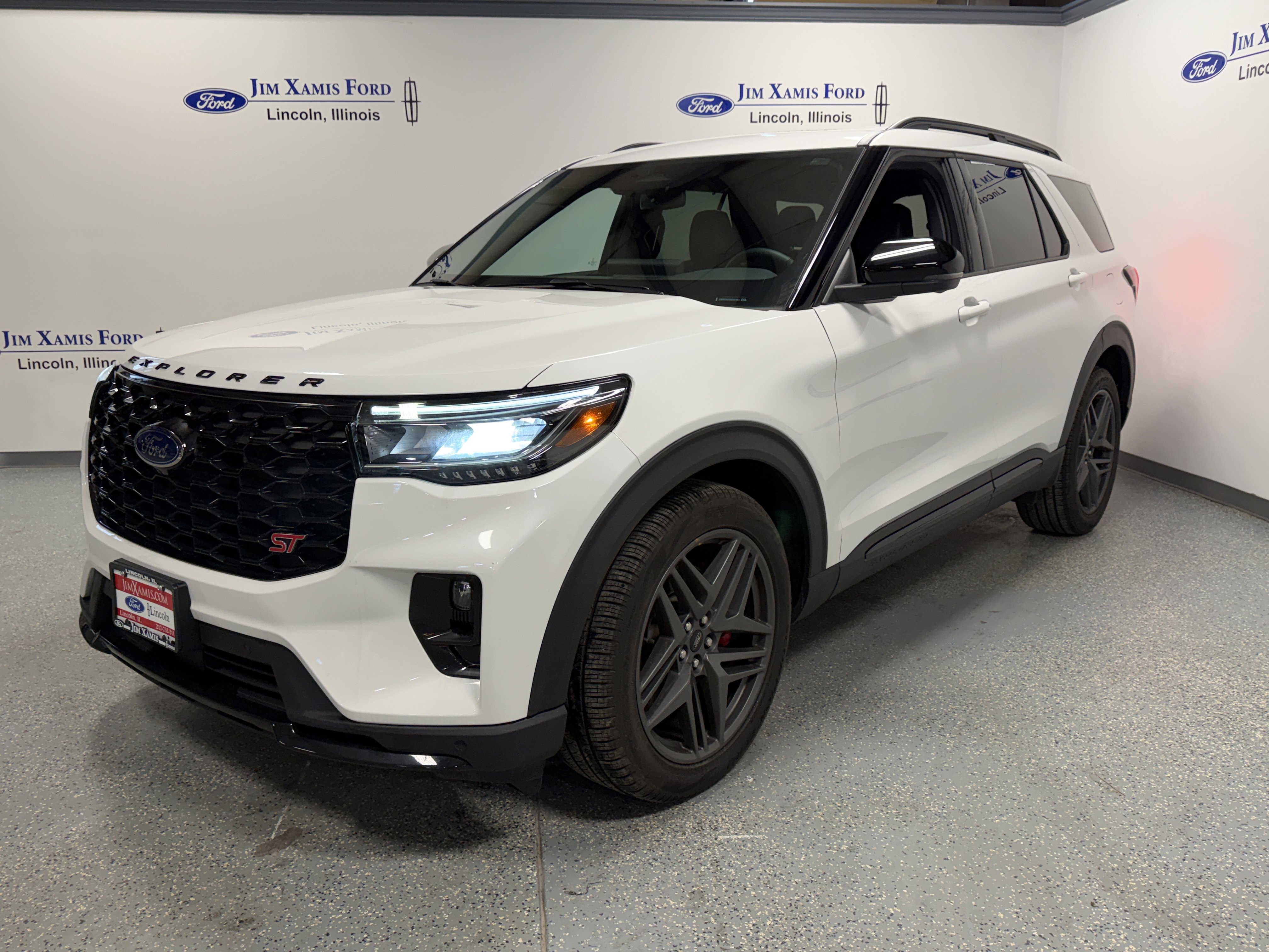 Used 2025 Ford Explorer ST image 3
