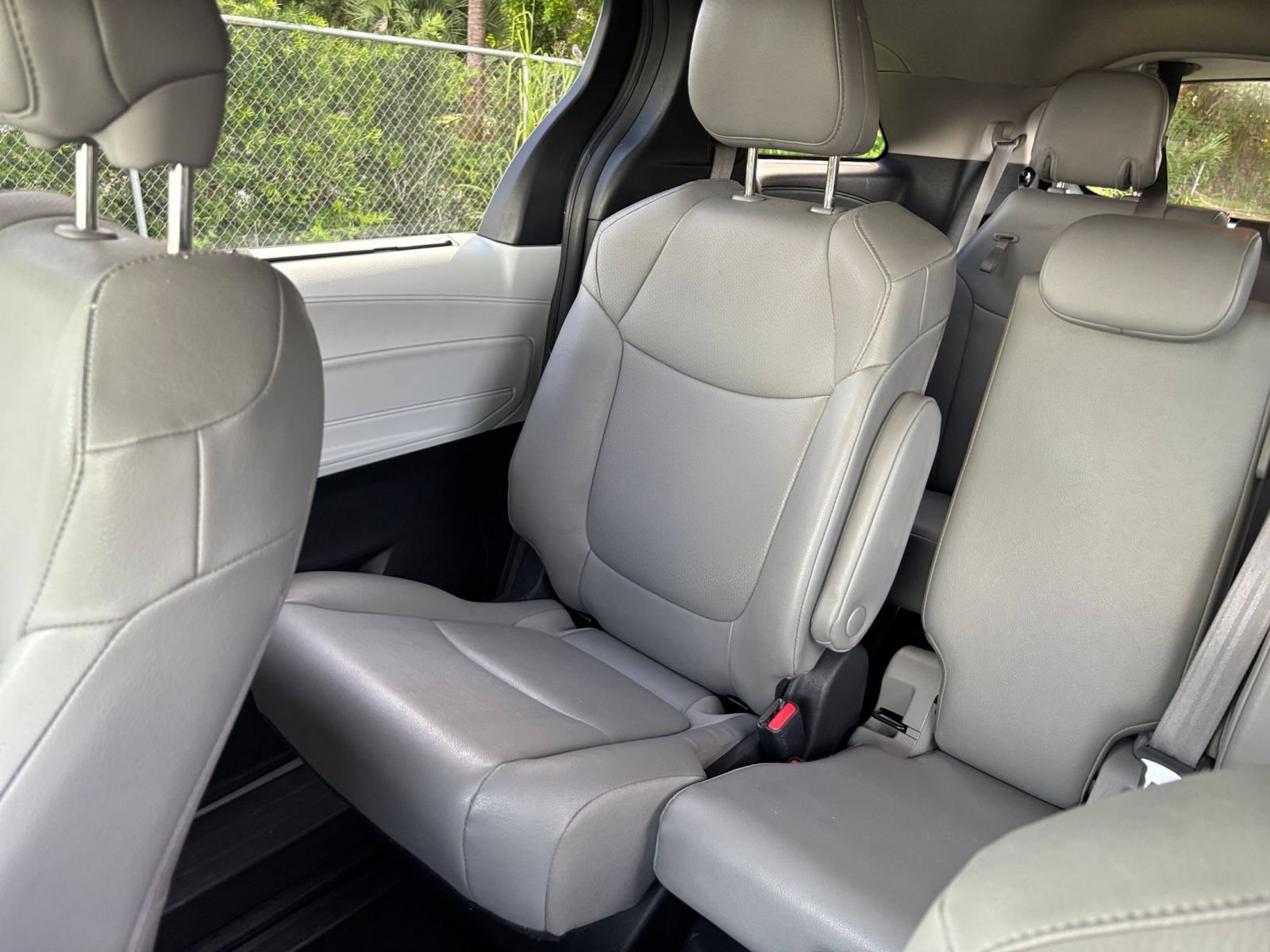 Used 2025 Toyota Sienna XLE FWD image 42