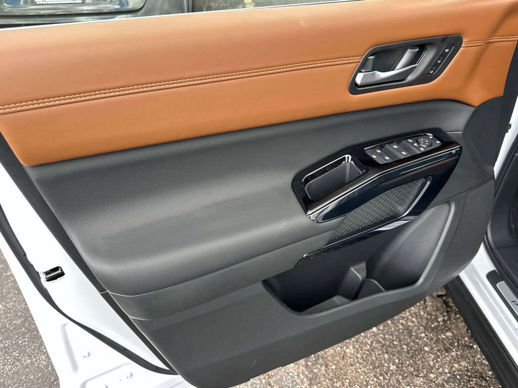 New 2026 Nissan Pathfinder Platinum AWD/4WD image 10