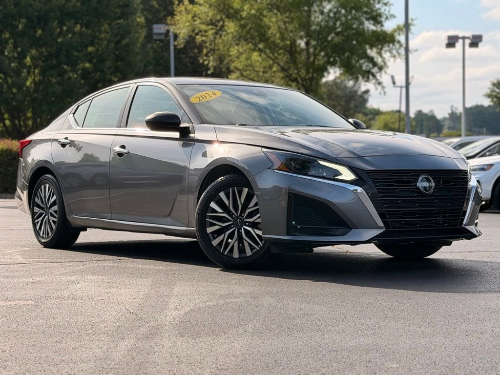 Used 2024 Nissan Altima 2.5 SV FWD image 2