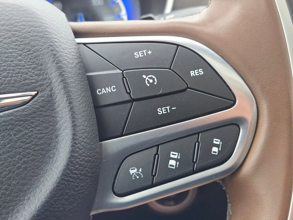 Used 2020 Chrysler Pacifica Limited w/ Advanced Safetytec Group FWD image 28
