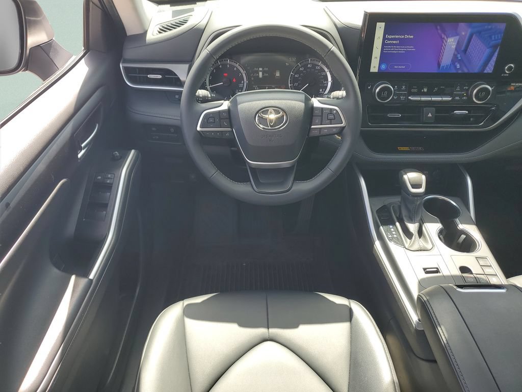 Used 2025 Toyota Highlander XLE FWD image 12