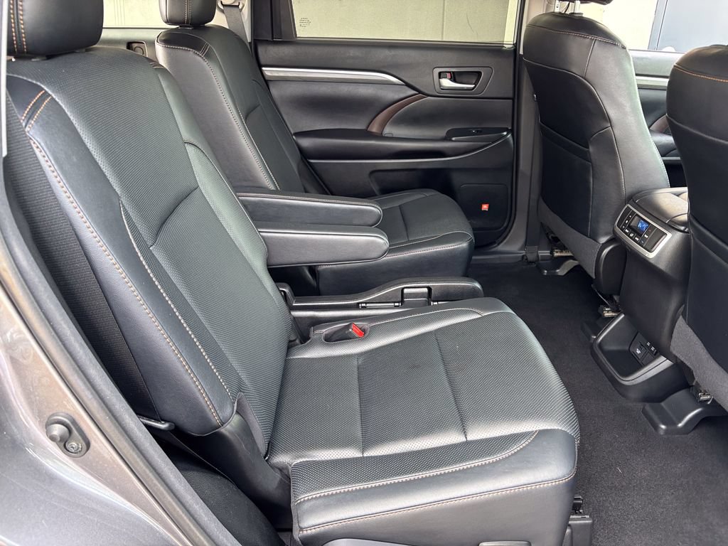 Used 2017 Toyota Highlander Limited AWD/4WD image 42