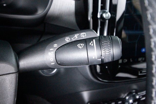 Certified 2025 Volvo XC40 B5 Plus image 20