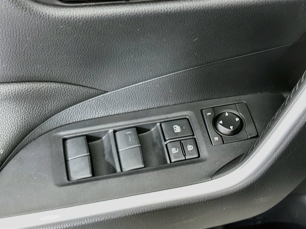 Used 2022 Toyota RAV4 LE AWD/4WD image 19